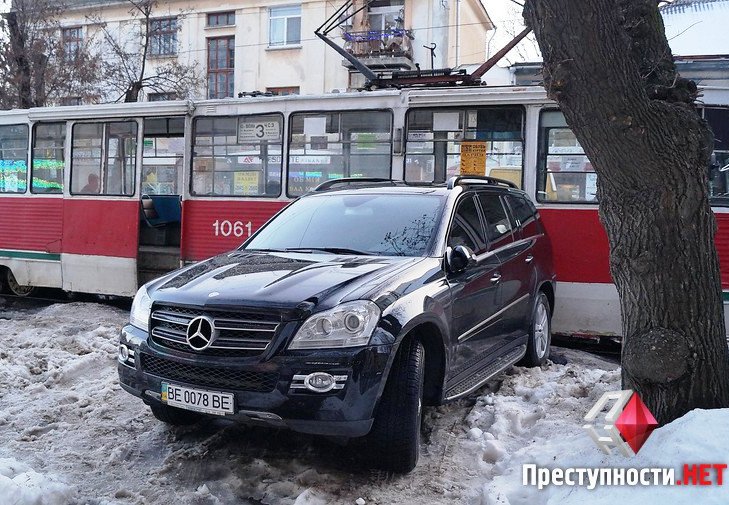 У центрі Миколаєва син відомого бізнесмена Богомаза заблокував рух трамваїв своїм позашляховиком