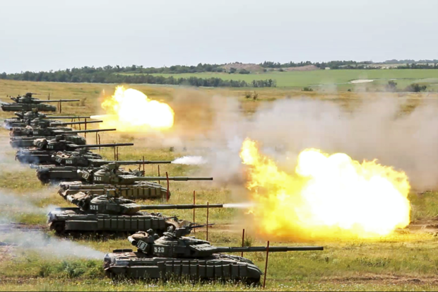 Бойовики "ЛНР" на російських танках влаштували масштабне навчання під Лутугіним (ФОТО) - фото 3