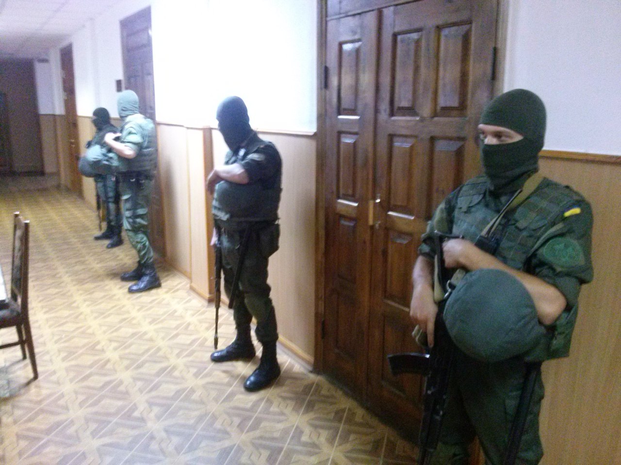 У Харкові суд по Штепі: залу охороняють бійці в балаклавах і з автоматами  - фото 1