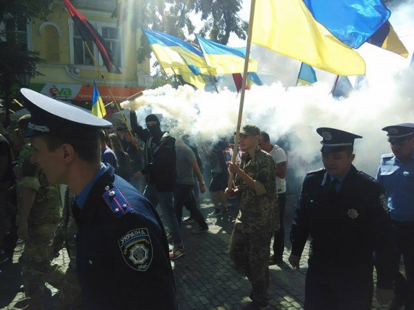 В Одесі націоналісти влаштували марш з димовими шашками на підтримку "убивць Бузини" (ФОТО) - фото 1
