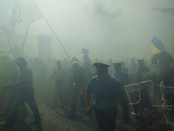 В Одесі націоналісти влаштували марш з димовими шашками на підтримку "убивць Бузини" (ФОТО) - фото 2