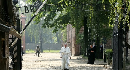 Папа Римський помолився у концтаборі Аушвіц - фото 1