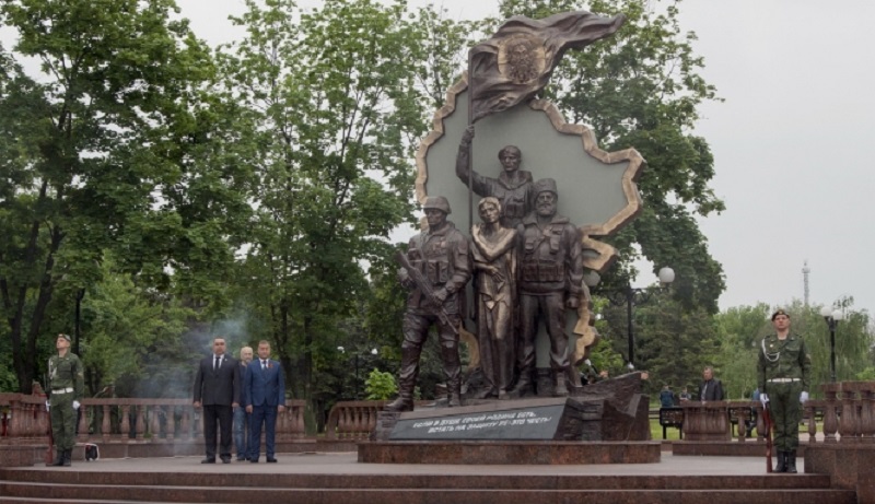 У центрі Луганська підірвали пам'ятник бойовикам - фото 1