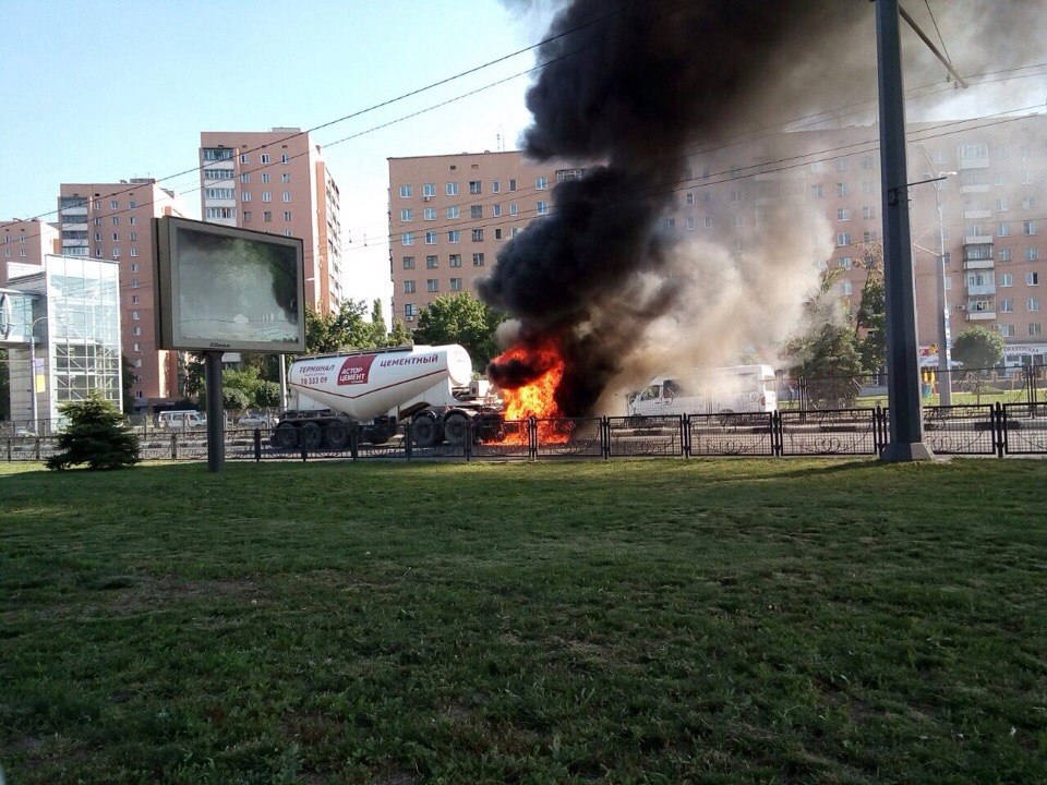 На проспекті Гагаріна спалахнув цементовоз: опубліковане відео (ВІДЕО, ФОТО)  - фото 1