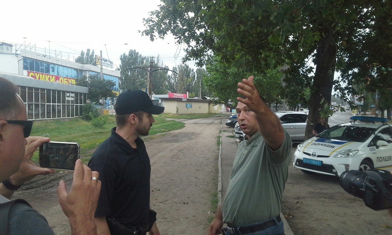 У Миколаєві скандальний активіст перешкоджає демонтажу "пеліпасівських" білбордів - фото 2