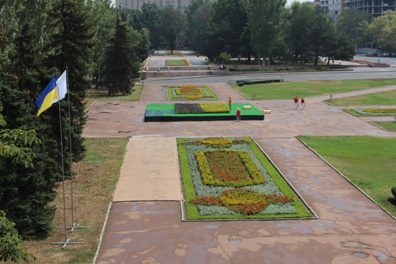 У Миколаєві на місці постамента Леніну з'явився квітковий двоколор - фото 1