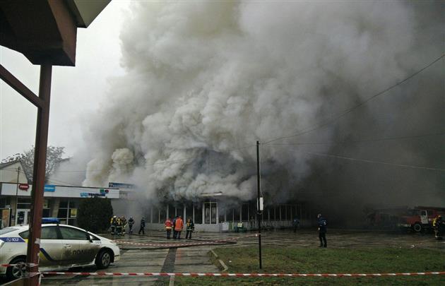 "Україна" у вогні: чому згорів один із найбільший торгових центрів Ужгорода - фото 1