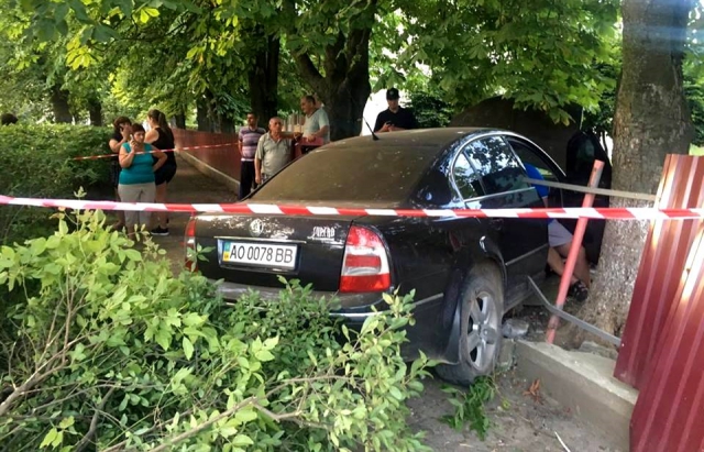 В Ужгороді п'яниї співробітник ДАІ врізався у садочок - фото 3
