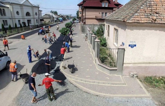 На Закарпатті селяни заасфальтували вулиці в рідному селі без допомоги держави - фото 3