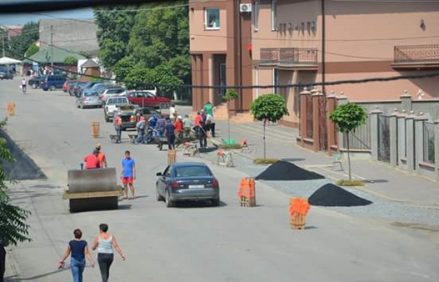 На Закарпатті селяни заасфальтували вулиці в рідному селі без допомоги держави - фото 4