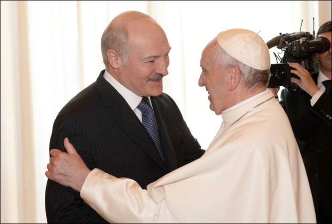 Лукашенко "вигуляв" свого Колю до Папи Римського - фото 1