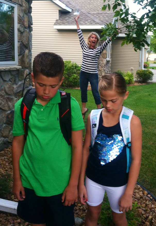 Як батьки "сумують", коли їхні діти йдуть до школи після літніх канікул  - фото 2