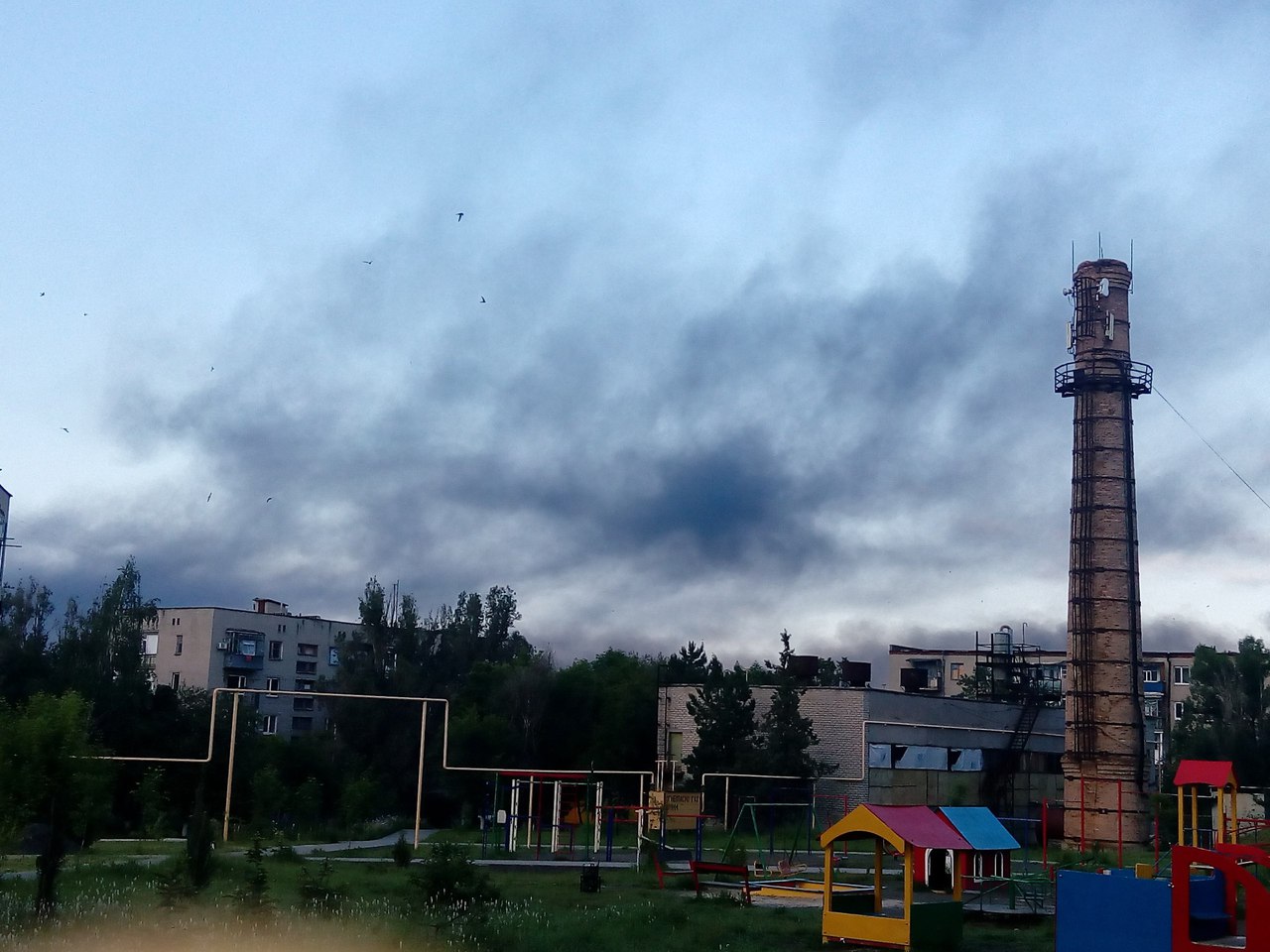 В окупованому Докучаєвську спалахнув нафтозавод - фото 1