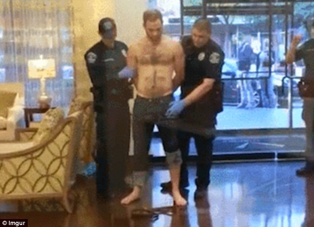 Як поліцейський сіпав чоловіка за пеніс - фото 1