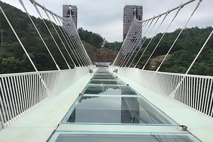 У Китаї відкриють скляний міст над 300-метровою прірвою - фото 1