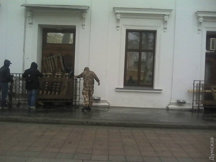 Після розгрому "антитрухановського майдану" активісти завалили шинами всі входи до мерії - фото 2