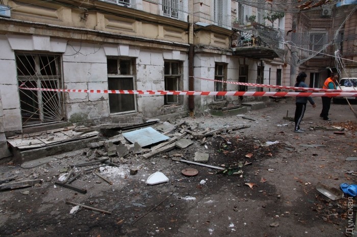 У центрі Одеси обвалився балкон і пробив асфальт. Є постраждалі (ФОТО) - фото 2
