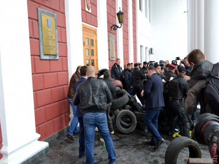 Заступники Труханова силою розблокували вхід в мерію Одеси  - фото 4