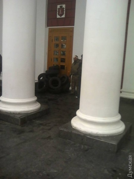 Після розгрому "антитрухановського майдану" активісти завалили шинами всі входи до мерії - фото 1
