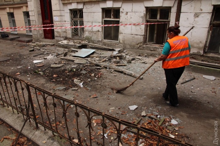 У центрі Одеси обвалився балкон і пробив асфальт. Є постраждалі (ФОТО) - фото 1
