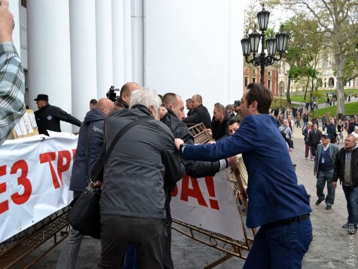 Заступники Труханова силою розблокували вхід в мерію Одеси  - фото 2