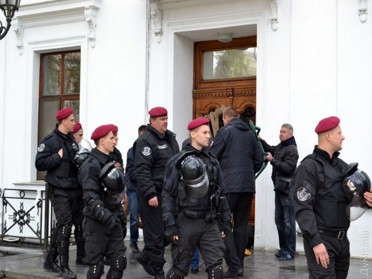 Заступники Труханова силою розблокували вхід в мерію Одеси  - фото 7