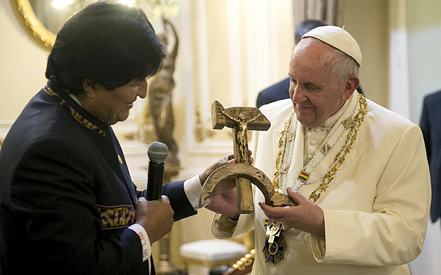 Папі Франциску у Болівії подарували атеїстичне розп'яття (ФОТОФАКТ) - фото 1