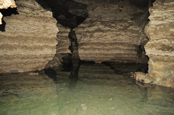 Підземне озеро в печері Попелюшка