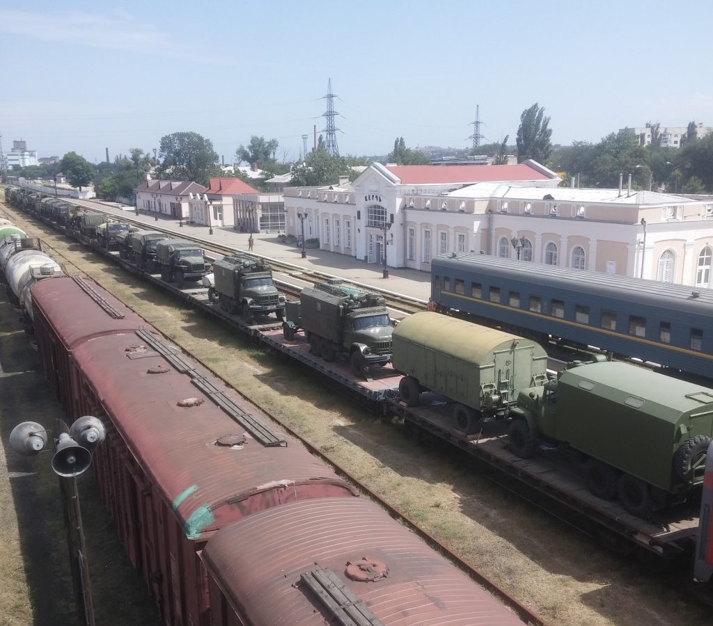 До Криму через Керч завезли колони російської військової техніки - фото 1