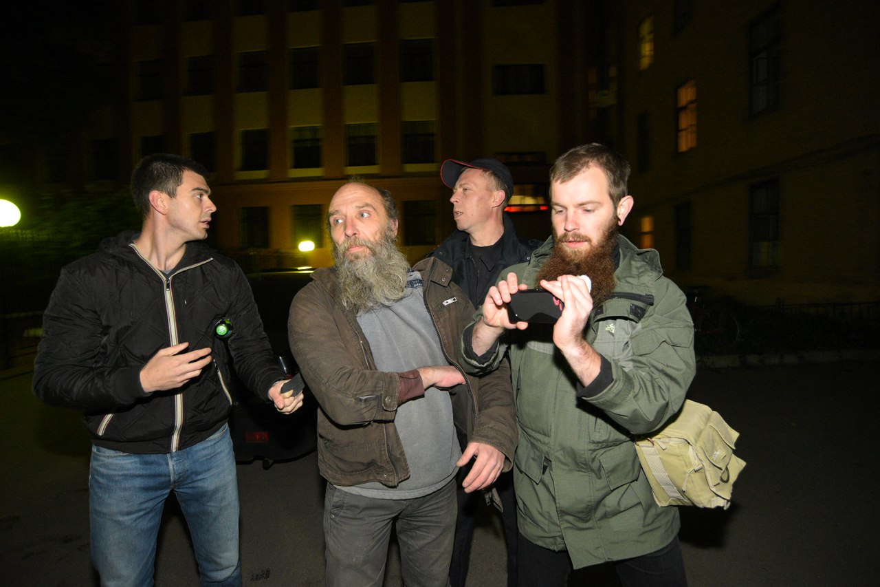У Петербурзі бородачі напали на українське консульство з "кров’ю" і "гранатою" (ФОТО) - фото 1