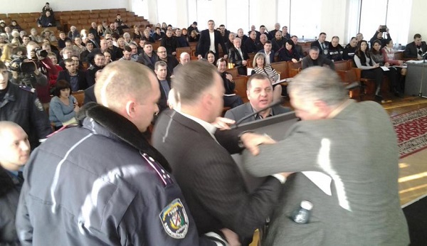 Дніпродзержинські депутати лупцювали комуніста на трибуні під час сесії - фото 2