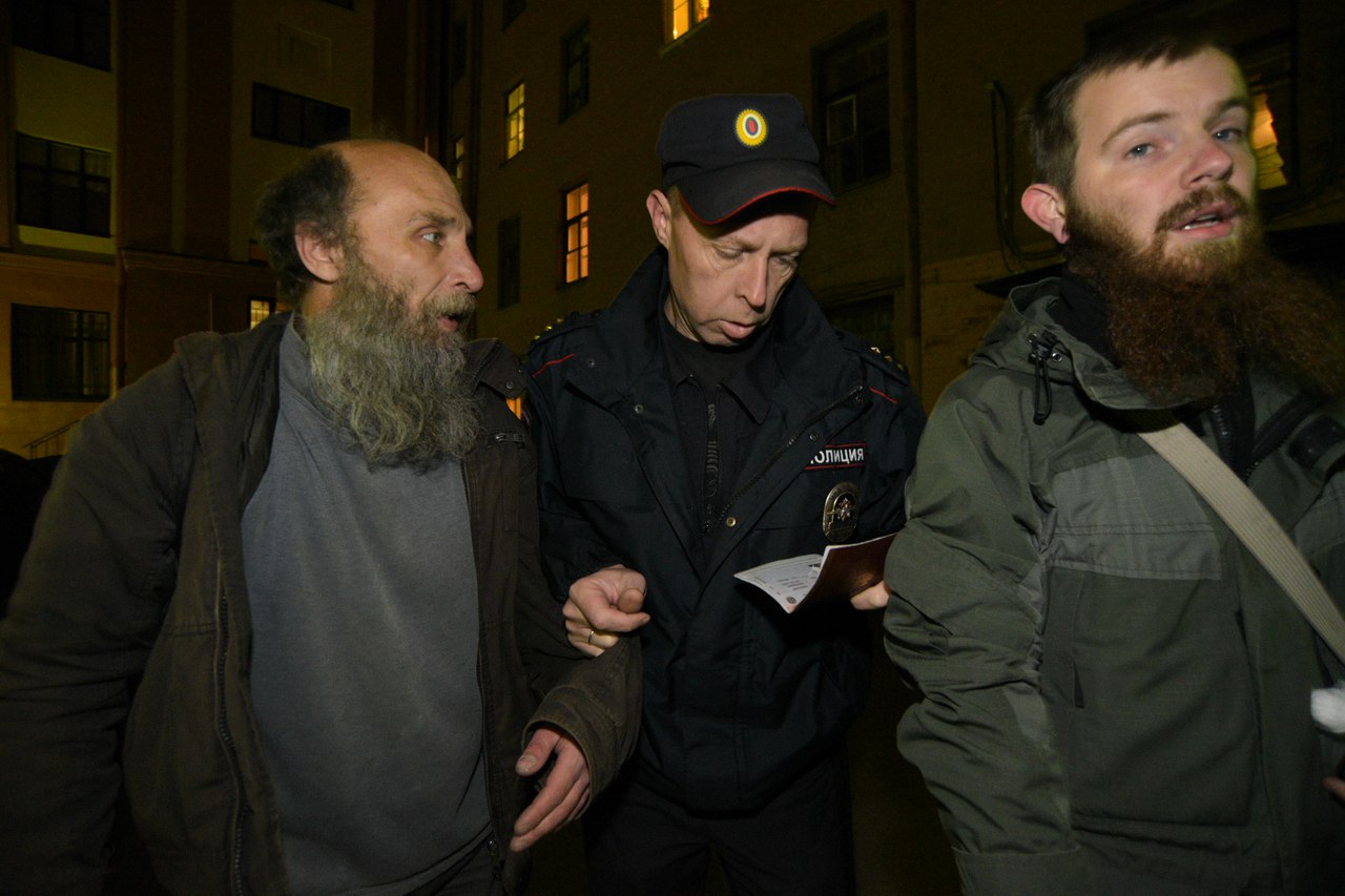 У Петербурзі бородачі напали на українське консульство з "кров’ю" і "гранатою" (ФОТО) - фото 4