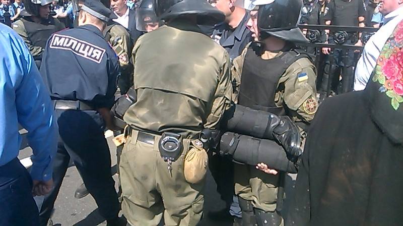 У міліціонерів під Радою кинули бойову гранату (ФОТО) - фото 2