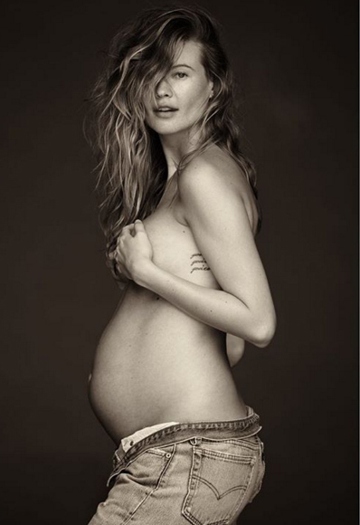 Лідер Maroon 5 показав напівголу вагітну дружину - фото 1