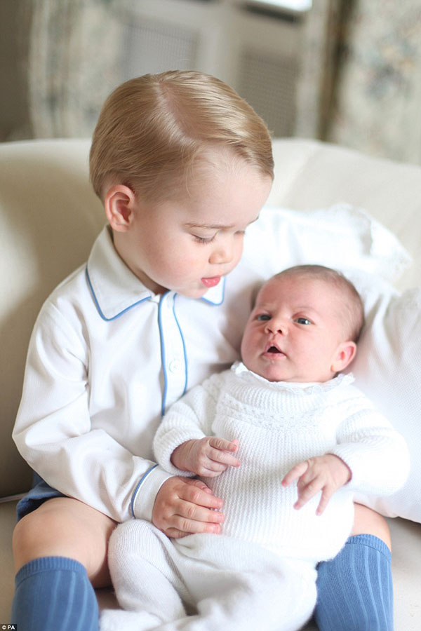 Як принц Джордж опікується маленькою сестричкою Шарлоттою (ФОТО) - фото 1
