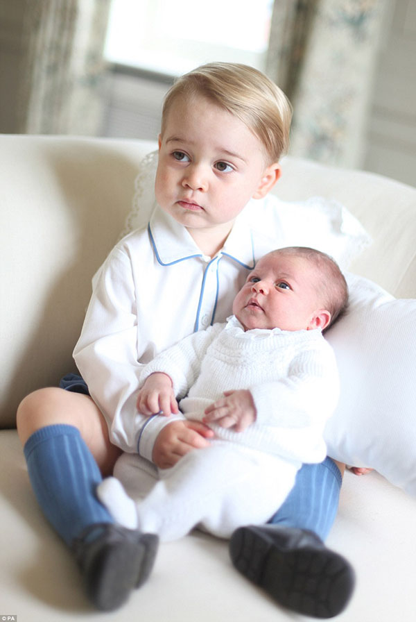 Як принц Джордж опікується маленькою сестричкою Шарлоттою (ФОТО) - фото 3