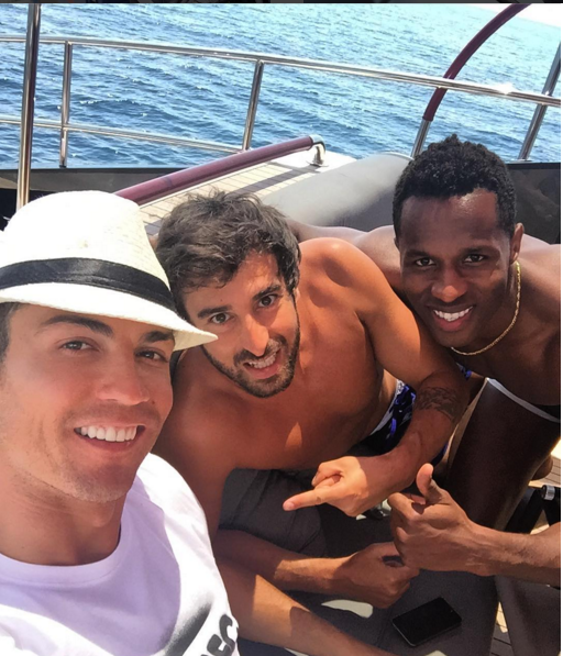 Як Роналду з хлопцями на яхті готувався до першого матчу на Євро - фото 1