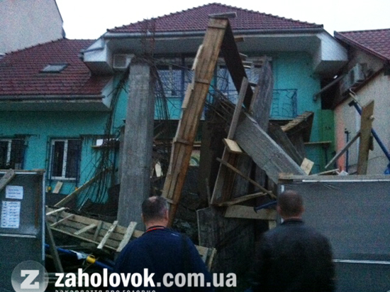 На центральній вулиці Ужгорода рухнула бетонна конструкція - фото 1