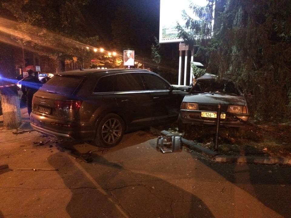 У центрі Харкова Audi зім’яв "ВАЗ": є постраждалі - фото 2