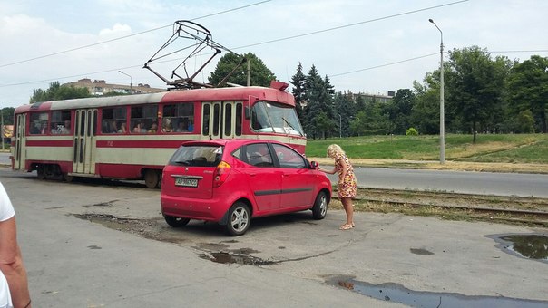 Запорізька білявка своєю машиною блокувала рух трамваїв - фото 2