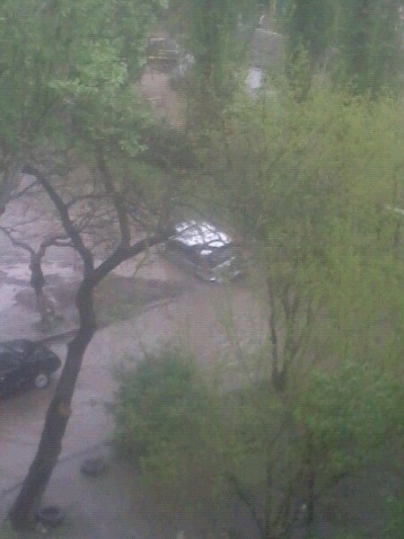 У Миколаєві машина впала на бік у "приховану" дощем яму