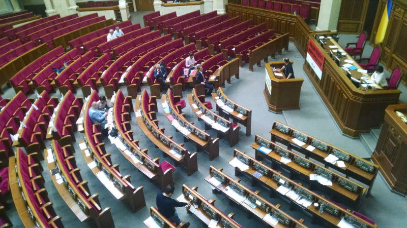 Рада "розпустилась" без Парубія: в залі 18 депутатів - фото 1