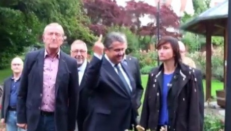 Німецький віце-канцлер показав середнього пальця неонацистам - фото 1