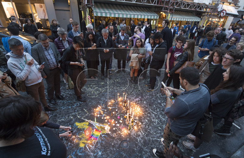 "Наша веселка впала": Як лондонці вшановують жертв стрілянини в Орландо - фото 4
