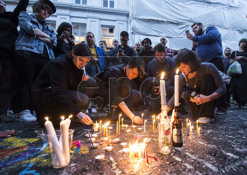 "Наша веселка впала": Як лондонці вшановують жертв стрілянини в Орландо - фото 1