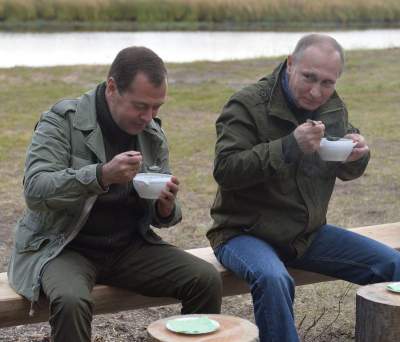 Рыбы нет, но вы держитесь: в інтернеті затролили Путіна з Медведєвим (ФОТО) - фото 1