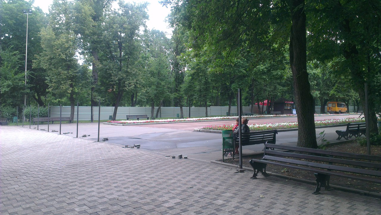 Сад Шевченка сховали за парканом  - фото 2