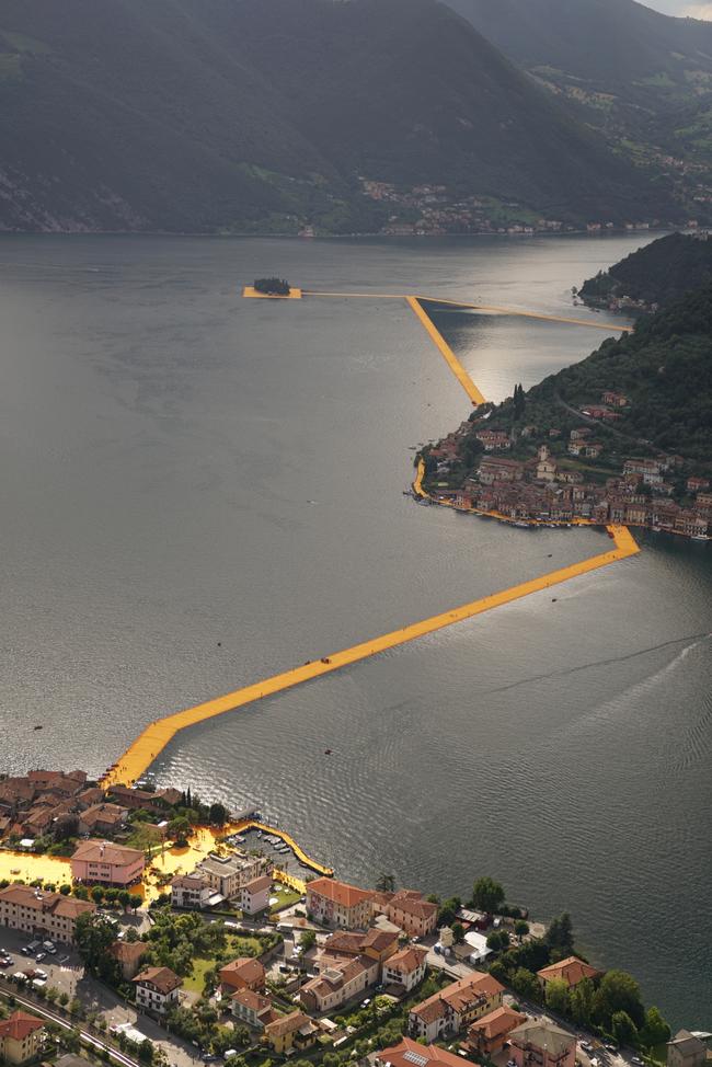 В Італії на воді озера проклали пішохідні доріжки - фото 3