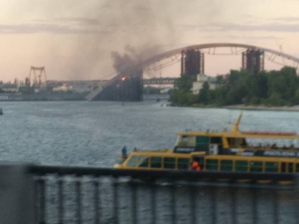 У Києві горить недобудований Подільський мостовий перехід - фото 1