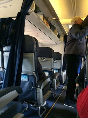 Як Шокін тужиться в літаку з чемоданом (ФОТО) - фото 1